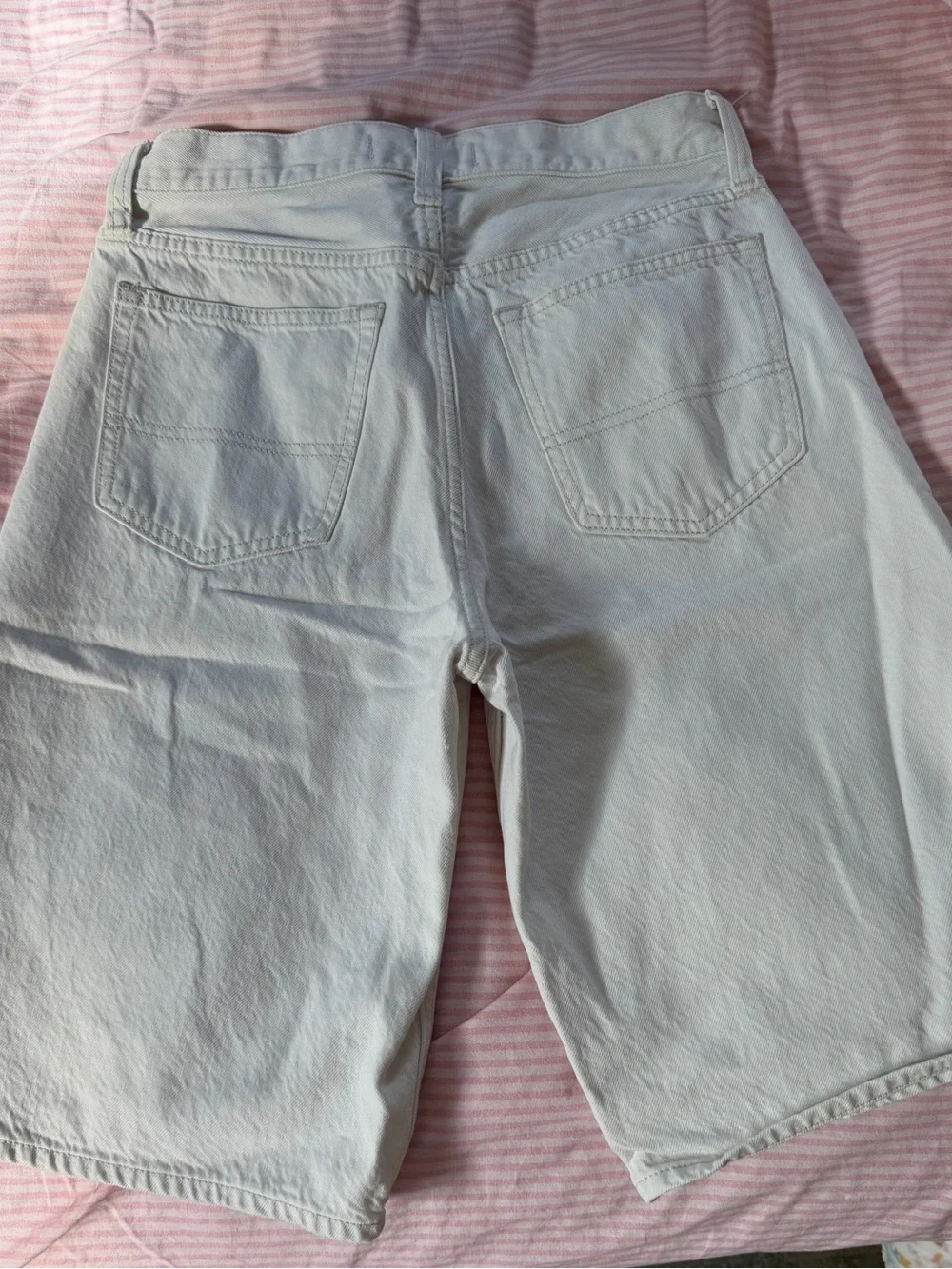 Abercrombie & Fitch Women's Cream Slouchy Mid Rise Short